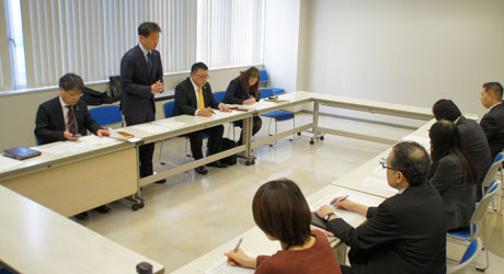 大阪府に対し、府域自治体との連携した緊急対策を求める連合大阪のメンバー