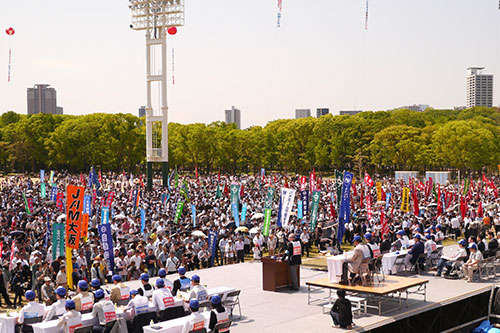 太陽の広場には４万人の組合員とその家族が集まった