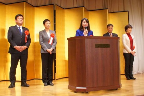 民進党大阪府連を代表してあいさつをする矢田参議院議員（中央）。後列は立憲民主党の国会議員の皆様