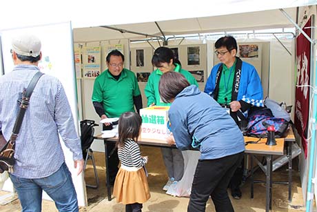 大阪労福協、全労済、近畿ろうきんなどの労働事業団体が震災復興・社会貢献をテーマにしたブースを出展