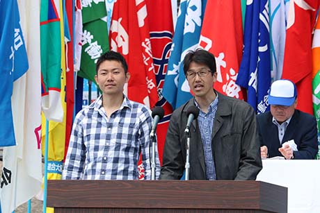 昨年、連合大阪に加盟したＵＡゼンセン クリヤマ労働組合の兵藤正一会計局長（右）と中西謙伍支部代議員が組合活動に積極的に取り組む決意を述べた