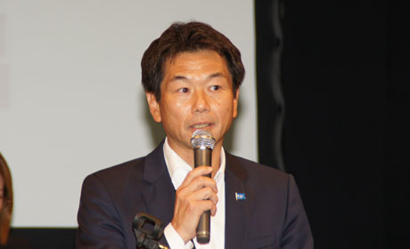 新役員を代表してあいさつをする新会長の田中宏和さん（電力総連）