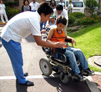 電動車椅子の操作体験をする子どもたち