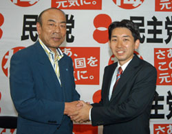 伊東連合大阪会長と固い握手を交わす梅村聡さん