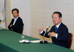 連合大阪からの質問・意見に回答する民主党の小沢代表（右）