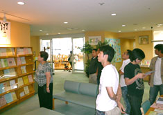 施設見学。多くの資料や展示があり、保育室（画面奥）には、大阪市民の親子は誰でも入れる。