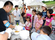 連合大阪青年委員会がエコ石鹸の作り方を実演