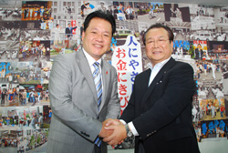 固い握手を交わすおだち源幸さん（左）と川口清一連合大阪会長（右)