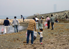 大阪南地域・泉州地区協議会では、男里川河口付近の清掃活動を行った。子ども達も多数参加し、家族で清掃活動を行う姿が多くみられた。