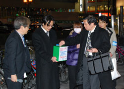 大阪市地域協議会が3月18日になんばで被災者支援カンパを実施