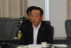 高齢者雇用について関経連の見解を求める岸本 連合大阪副会長（電力総連）