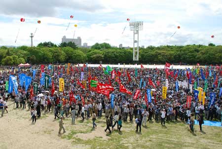 多くの組合員やその家族が大阪城公園に集まった