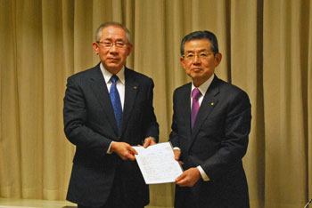 大阪労使会議で初めて要請書の手交を行った。（山﨑連合大阪会長〔左〕と森関経連会長〔右〕）
