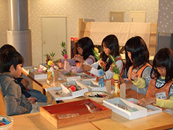 七夕ミュージアムで、石巻の子どもたちと七夕作りを体験
