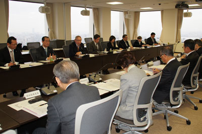 関西経済連合会の会議室で行われた会議には、連合大阪から14人、関西経済連合会から16人が参加して意見交換が行われた。